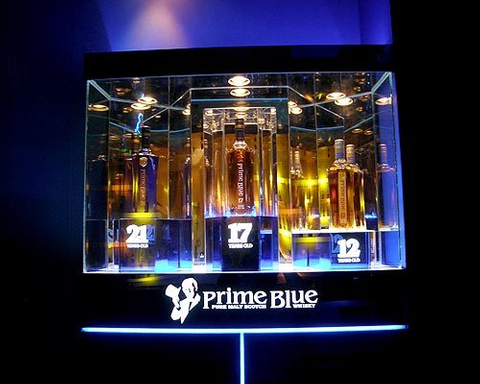 壓克力酒櫃結合LED和其他燈具