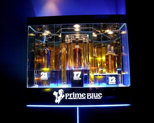 壓克力酒櫃結合LED和其他燈具